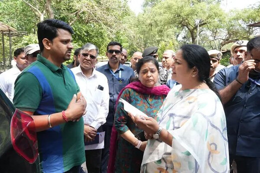 सीएम रेखा गुप्ता की चेतावनी, सरकारी दफ्तरों में लापरवाही पर होगी कड़ी कार्यवाई 